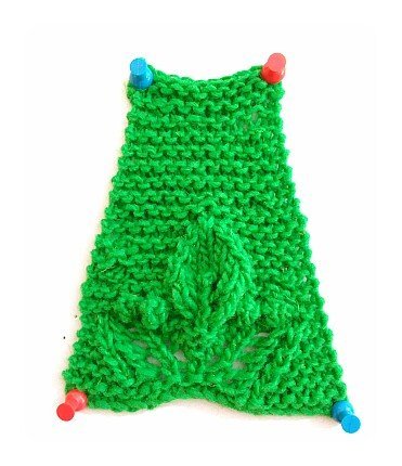 punto calado en forma de hoja y con menguados para pechera